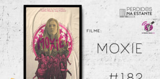 Imagem de fundo branco com textura de corte. À esquerda no canto inferior tem a logo do Leitor Cabuloso formado por um livro aberto na cor azul e um punho levantado na cor amarela. À sua direita, o pôster do filme em fundo claro com um grande círculo cor-de-rosa no centro mostrando várias mulheres em rosa-choque, mas com uma mulher em destaque no centro do círculo, onde se lê “Moxie”. À direita se lê "Filme: Moxie #182". Em cima, à direita, tem a logo do podcast formado por livros em pé e que vão caindo com o título "Perdidos na Estante" em cima e o símbolo de play na letra "o", na cor branca.