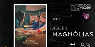 Imagem de vitrine com pôster da série onde estão as três protagonistas da série sentadas à mesa e o título do episódio e do programa de podcast