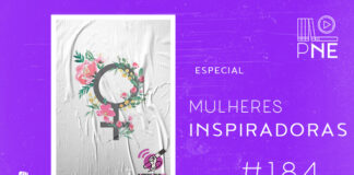 Imagem de fundo roxo com textura de corte. À esquerda no canto inferior tem a logo do Leitor Cabuloso formado por um livro aberto na cor branca e um punho levantado na cor branca. À sua direita, a capa do episódio mostrando o símbolo feminino (espelho de Vênus) com flores cor-de-rosa e amarelas.. À direita se lê "Especial: Mulheres Inspiradoras #184". Em cima, à direita, tem a logo do podcast formado por livros em pé e que vão caindo com o título "Perdidos na Estante" em cima e o símbolo de play na letra "o", na cor branca.