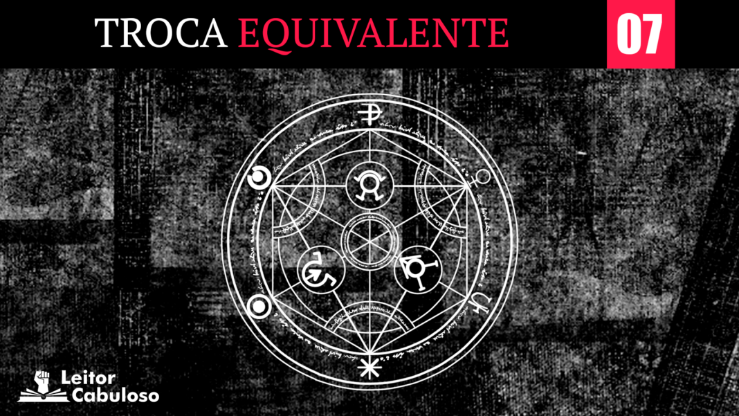 Troca Equivalente - Vol. 07 Imagem com fundo preto com detalhes semelhantes a uma textura de tecido jeans, com os detalhes em branco pálido. No centro, o círculo de transmutação humana está em branco. No topo, uma tarja preta atravessa a imagem da direita até a esquerda, escrito “Troca”, em branco com letra serifada e a palavra “Equivalente” em rosa escuro, também serifada. Ao lado do texto, um quadrado rosa escuro carrega o numeral 07 em letras brancas e garrafais. No canto inferior esquerdo, o logo do site Leitor Cabuloso está disposto em branco.