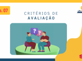 No lado superior esquerdo, tem o desenho de uma pessoa de perfil utilizando um fone e, ao lado, está escrito Ep. 07. No lado superior direito, tem a logo do Leitor Cabuloso, que é uma mão com o punho fechado saindo de um livro aberto. No centro da imagem, há o título do episódio (Critérios de Acaliação) e, mais abaixo, tem uma ilustração de duas pessoas sentadas em cadeiras, uma frente a outra conversando, uma de braços cruzados e a outra não, sob um chão verde, em um fundo verde escuro, um balão de dialogo saí de cada uma, com uma interrogação em ambos. No lado inferior direito tem a logo da Super Liga de Resenhistas que são as iniciais SLR, mas, o L está mais acima, pois, no lugar dele, tem a ponta de uma caneta tinteiro.