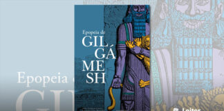 Capa do livro. Ilustração mostrando parte de uma estátua gigante de Gilgamesh, cobrindo todo o lado direito da capa. A estatua mostra Gilgamesh de frente segurando um leão junto ao corpo com uma mão, e uma cobra com a outra. A capa é composta com quatro cores, o fundo é em azul esverdeado mostrando uma paisagem bem ao fundo, o corpo de Gilgamesh é inteiro roxo, seus cabelos e barbas são azuis e o leão e a cobra são dourados. No lado esquerdo o título "Epopeia de Gilgamesh", sendo o nome dele em letras grandes com cada sílaba em uma linha.