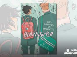 Capa do livro. Ilustração mostrando, pelas costas, dois jovens com roupas verde acinzentadas, caminhando e conversando. O da esquerda tem cabelos escuros e usa uma mochila vermelha. O da direita é um pouco mais alto, com cabelos claros, carrega uma bolsa verde, na qual mostra o nome da autora. Nas costas do jovem da direita está o texto "Dois garotos, um encontro". No centro da capa o título do livro.