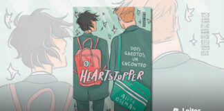 Capa do livro. Ilustração mostrando, pelas costas, dois jovens com roupas verde acinzentadas, caminhando e conversando. O da esquerda tem cabelos escuros e usa uma mochila vermelha. O da direita é um pouco mais alto, com cabelos claros, carrega uma bolsa verde, na qual mostra o nome da autora. Nas costas do jovem da direita está o texto "Dois garotos, um encontro". No centro da capa o título do livro.