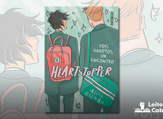 Capa do livro. Ilustração mostrando, pelas costas, dois jovens com roupas verde acinzentadas, caminhando e conversando. O da esquerda tem cabelos escuros e usa uma mochila vermelha. O da direita é um pouco mais alto, com cabelos claros, carrega uma bolsa verde, na qual mostra o nome da autora. Nas costas do jovem da direita está o texto "Dois garotos, um encontro". No centro da capa o título do livro.