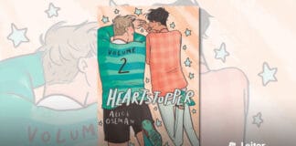 Capa da HQ. Ilustração com dois rapazes deitados de bruços um do lado do outro, ambos sorrindo e com um das mãos se tocando. O da esquerda é loiro com cabelo curto e veste um uniforme de futebol, camisa listrada de verde com o texto "Volume 2" nas costas, calção preto e chuteiras e meias verdes. O da direita possui cabelo escuro e curto, e com a outra mão apoia o queixo, ele veste uma camisa laranja listrada de manga comprida e calça jeans clara e justa, e meia verde sem sapato. Ao redor de ambos diversas estrelas azuis claro. em primeiro plano o título do livro e o nome da autora.