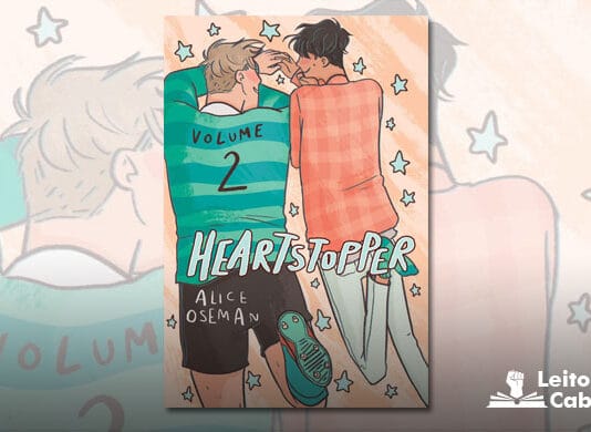 Capa da HQ. Ilustração com dois rapazes deitados de bruços um do lado do outro, ambos sorrindo e com um das mãos se tocando. O da esquerda é loiro com cabelo curto e veste um uniforme de futebol, camisa listrada de verde com o texto "Volume 2" nas costas, calção preto e chuteiras e meias verdes. O da direita possui cabelo escuro e curto, e com a outra mão apoia o queixo, ele veste uma camisa laranja listrada de manga comprida e calça jeans clara e justa, e meia verde sem sapato. Ao redor de ambos diversas estrelas azuis claro. em primeiro plano o título do livro e o nome da autora.