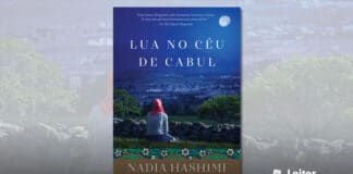 Capa do livro. A protagonista está sentada num gramado, sua vestimenta que le cobre a cabeça é vermelha. Ela está voltada para uma pequena cerca de pedra, e à longa distancia uma cidade, que compõem o fundo da capa junto a um céu noturno azul escuro e uma lua bem clara. Em primeiro plano o título do livro. Na base um retangulo florido verde e azul, no centro do retângulo uma faixa marrom com o nome da autora.