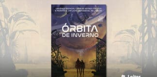 Capa do livro. Ilustração em tons roxo, laranja e amarelo. Duas pessoas com roupas espaciais vermelhas no centro de um piso dourado, no meio de um portão aberto, escuro e retorcido. Algumas plantas nas laterais mais ao fundo. Da metade para cima, a imagem de um planeta com aneis, alguns asteroies orbitando e um satelite. Em primeiro plano o título do livro, e na base o nome da autora.