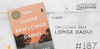 Imagem de fundo branco com textura de corte. À esquerda no canto inferior tem a logo do Leitor Cabuloso formado por um livro aberto na cor azul e um punho levantado na cor amarela. À sua direita, a capa do livro em tons de laranja, com a silhueta de vegetação e o mar, onde se vê um barquinho a remo com uma pessoa navegando. À direita se lê "Livro: Um Lugar Bem Longe Daqui #187". Em cima, à direita, tem a logo do podcast formado por livros em pé e que vão caindo com o título "Perdidos na Estante" em cima e o símbolo de play na letra "o", na cor branca.