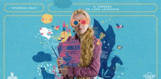 Fundo azul claro. Em destaque, fotografia de Luna Lovegood. Ao redor e interagindo com a personagem temos diversas ilustrações de traços infantis, nas cores azul claro, azul escuro, ocre, rosa e branco. Entre os desenhos, há um castelo, pássaros, gato, sol, nuvens, chave, folhagens, estrelinhas e uma varinha com uma lebre saindo. Há ainda uma imagem do cavalo alado Testrálio em destaque secundário, ao fundo. A composição possui margem linear e textos, nas cores ocre e branca. Na parte superior, há o letreiro “Episódio #047 - A Jornada de Luna Lovegood”, e, na inferior, o logo do podcast “Estação 21” e do site “Leitor Cabuloso”.