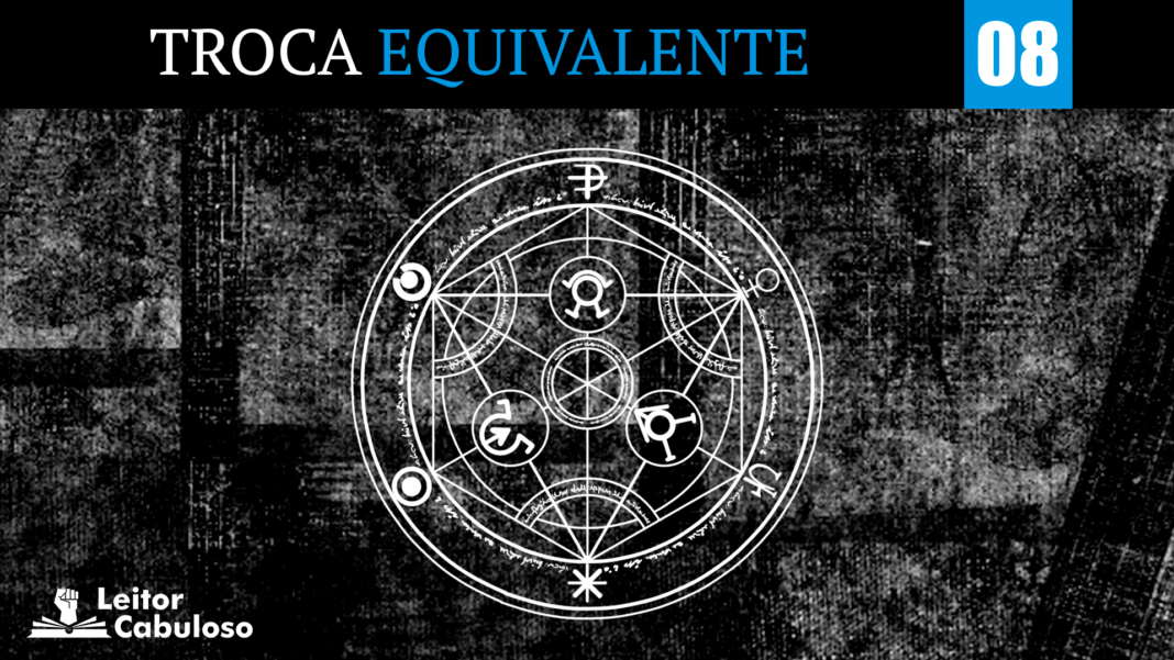 Imagem com fundo preto com detalhes semelhantes a uma textura de tecido jeans, com os detalhes em branco pálido. No centro, o círculo de transmutação humana está em branco. No topo, uma tarja preta atravessa a imagem da direita até a esquerda, escrito “Troca”, em branco com letra serifada e a palavra “Equivalente” em azul índigo, também serifada. Ao lado do texto, um quadrado azul índigo carrega o numeral 07 em letras brancas e garrafais. No canto inferior esquerdo, o logo do site Leitor Cabuloso está disposto em branco.