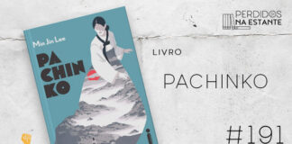 Imagem de fundo branco com textura de corte. À esquerda no canto inferior tem a logo do Leitor Cabuloso formado por um livro aberto na cor azul e um punho levantado na cor amarela. À sua direita, a capa do livro em azul-claro, com a ilustração de uma mulher sem rosto definido, de cabelos pretos amarrados com vestimenta típica oriental. A saia dela ilustra uma paisagem montanhosa em que se vê a silhueta de uma mulher e duas crianças. À direita se lê "Livro: Pachinko: #191". Em cima, à direita, tem a logo do podcast formado por livros em pé e que vão caindo com o título "Perdidos na Estante" em cima e o símbolo de play na letra "o", na cor branca.