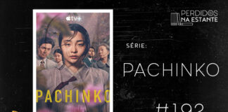 Imagem de fundo preto com textura de corte. À esquerda no canto inferior tem a logo do Leitor Cabuloso formado por um livro aberto na cor azul e um punho levantado na cor amarela. À sua direita, o pôster da série em que aparecem os principais personagens: no centro, uma mulher adulta asiática com traje típico, à direita um homem adulto asiático de terno branco, ao lado dele uma criança; à esquerda há uma idosa asiática e ao lado dela um homem jovem asiático de terno escuro. À direita se lê "Série: Pachinko #192". Em cima, à direita, tem a logo do podcast formado por livros em pé e que vão caindo com o título "Perdidos na Estante" em cima e o símbolo de play na letra "o", na cor branca.