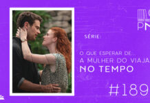 Imagem de fundo roxo com textura de corte. À esquerda no canto inferior tem a logo do Leitor Cabuloso formado por um livro aberto e um punho levantado na cor branca. À sua direita, uma imagem retirada da série "A Mulher do Viajante no Tempo" com casal em pé, olhando um pra outro, se olhando. Ele segura na cintura dela e ela está com a mão apoiada no pescoço dele. À direita se lê "Série O Que Esperar de... A Mulher do Viajante no Tempo #189". Em cima, à direita, tem a logo do podcast formado por livros em pé e que vão caindo com o título "Perdidos na Estante" em cima e o símbolo de play na letra "o", na cor branca.