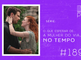 Imagem de fundo roxo com textura de corte. À esquerda no canto inferior tem a logo do Leitor Cabuloso formado por um livro aberto e um punho levantado na cor branca. À sua direita, uma imagem retirada da série "A Mulher do Viajante no Tempo" com casal em pé, olhando um pra outro, se olhando. Ele segura na cintura dela e ela está com a mão apoiada no pescoço dele. À direita se lê "Série O Que Esperar de... A Mulher do Viajante no Tempo #189". Em cima, à direita, tem a logo do podcast formado por livros em pé e que vão caindo com o título "Perdidos na Estante" em cima e o símbolo de play na letra "o", na cor branca.