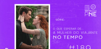 Imagem de fundo roxo com textura de corte. À esquerda no canto inferior tem a logo do Leitor Cabuloso formado por um livro aberto e um punho levantado na cor branca. À sua direita, uma imagem retirada da série "A Mulher do Viajante no Tempo" com casal em pé, olhando um pra outro, se olhando. Ele segura na cintura dela e ela está com a mão apoiada no pescoço dele. À direita se lê "Série O Que Esperar de... A Mulher do Viajante no Tempo #189". Em cima, à direita, tem a logo do podcast formado por livros em pé e que vão caindo com o título "Perdidos na Estante" em cima e o símbolo de play na letra "o", na cor branca.