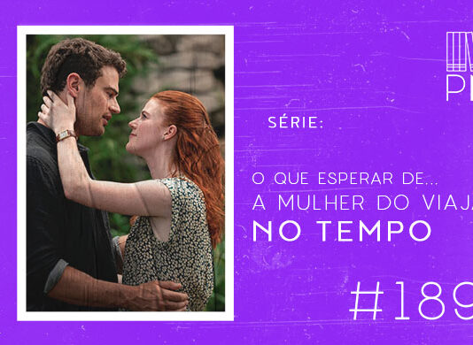 Imagem de fundo roxo com textura de corte. À esquerda no canto inferior tem a logo do Leitor Cabuloso formado por um livro aberto e um punho levantado na cor branca. À sua direita, uma imagem retirada da série "A Mulher do Viajante no Tempo" com casal em pé, olhando um pra outro, se olhando. Ele segura na cintura dela e ela está com a mão apoiada no pescoço dele. À direita se lê "Série O Que Esperar de... A Mulher do Viajante no Tempo #189". Em cima, à direita, tem a logo do podcast formado por livros em pé e que vão caindo com o título "Perdidos na Estante" em cima e o símbolo de play na letra "o", na cor branca.