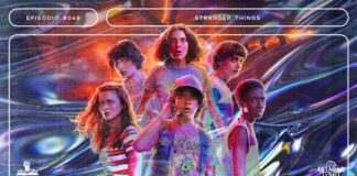 Personagens Eleven, Will, Dustin, Mike, Max e Lucas unidos ao centro, envoltos por luzes psicodélicas coloridas. A imagem possui um tratamento de modo que pareça um pôster retrô de filme. A composição possui margem linear e textos na cor branca. Na parte superior, há o letreiro “Episódio #049 - Stranger Things”, e, na inferior, o logo do podcast “Estação 21” e do site “Leitor Cabuloso”.