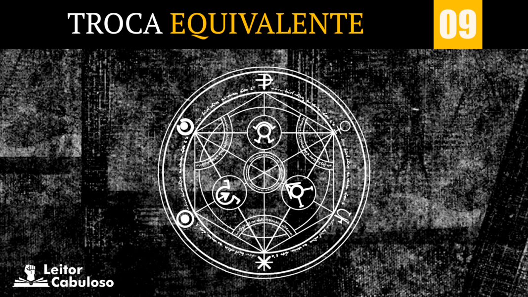 Troca Equivalente - Vol. 09 Imagem com fundo preto com detalhes semelhantes a uma textura de tecido jeans, com os detalhes em branco pálido. No centro, o círculo de transmutação humana está em branco. No topo, uma tarja preta atravessa a imagem da direita até a esquerda, escrito “Troca”, em branco com letra serifada e a palavra “Equivalente” em amarelo mostarda claro, também serifada. Ao lado do texto, um quadrado amarelo mostarda claro carrega o numeral 07 em letras brancas e garrafais. No canto inferior esquerdo, o logo do site Leitor Cabuloso está disposto em branco.