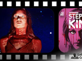 Montagem com uma pelicula de filme na horizontal, mostrando dois frames, o da esquerda mostra um recorte de um cena do filme "Carrie, A Estranha" de 1976, onde está a personagem Carrie, vista do busto pra cima, ela está coberta de sangue, e com olhar assustador, em um fundo azul escuro. No frame da direita está um recorte da capa do livro Carrie, edição da Suma das Letras, em tom rosa, a capa mostra o rosto de Carrie, no topo o nome do autor "Stephen King" em branco, e sangue vermelho escorre pela capa.