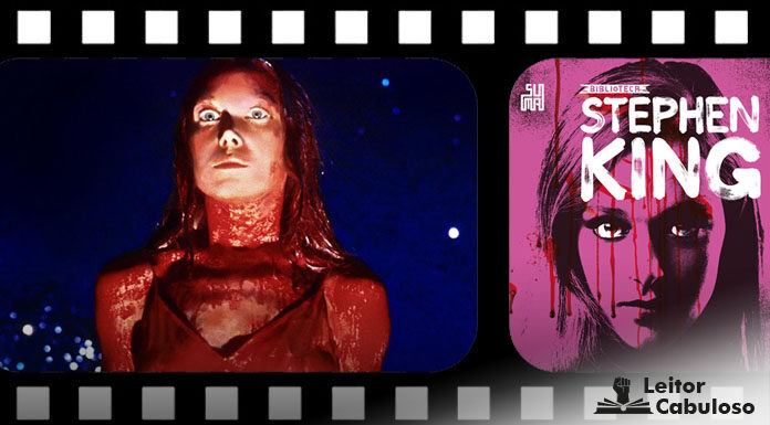 Montagem com uma pelicula de filme na horizontal, mostrando dois frames, o da esquerda mostra um recorte de um cena do filme "Carrie, A Estranha" de 1976, onde está a personagem Carrie, vista do busto pra cima, ela está coberta de sangue, e com olhar assustador, em um fundo azul escuro. No frame da direita está um recorte da capa do livro Carrie, edição da Suma das Letras, em tom rosa, a capa mostra o rosto de Carrie, no topo o nome do autor "Stephen King" em branco, e sangue vermelho escorre pela capa.