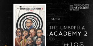 Imagem de fundo preto com textura de corte. À esquerda no canto inferior tem a logo do Leitor Cabuloso formado por um livro aberto na cor azul e um punho levantado na cor amarela. À sua direita, o pôster da série emoldurado com fundo branco e os personagens olhando para a esquerda à frente de vários círculos que se encaixam. À direita está escrito "Série: The Umbrella Academy 2 - #195". Em cima, à direita, tem a logo do podcast formado por livros em pé e que vão caindo com o título "Perdidos na Estante" em cima e o símbolo de play na letra "o", na cor branca.