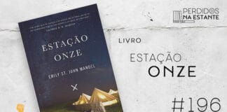 Imagem de fundo branco com textura de corte. À esquerda no canto inferior tem a logo do Leitor Cabuloso formado por um livro aberto na cor azul e um punho levantado na cor amarela. À sua direita, a capa do livro em azul-escuro, com a ilustração de tendas amareladas em um gramado; acima, um céu estrelado. À direita se lê "Livro: Estação Onze #196". Em cima, à direita, tem a logo do podcast formado por livros em pé e que vão caindo com o título "Perdidos na Estante" em cima e o símbolo de play na letra "o", na cor branca.