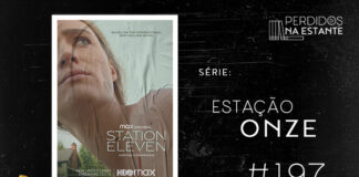 Imagem de fundo preto com textura de arranhado e pontos iluminados. À esquerda no canto inferior tem a logo do Leitor Cabuloso formado por um livro aberto na cor azul e um punho levantado na cor amarela. À sua direita, o pôster da série emoldurado em branco com personagem mulher feminina olhando pra cima, ao fundo uma casa de madeira. À direita está escrito "Série: Estação Onze #197". Em cima, à direita, tem a logo do podcast formado por livros em pé e que vão caindo com o título "Perdidos na Estante" em cima e o símbolo de play na letra "o", na cor branca.
