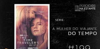 Imagem de fundo preto com textura de arranhado e pontos iluminados. À esquerda no canto inferior tem a logo do Leitor Cabuloso formado por um livro aberto na cor azul e um punho levantado na cor amarela. À sua direita, o pôster da série emoldurado em branco com casal abraçado, sendo que o homem à esquerda parece que está desaparecendo. À direita está escrito "Série: A Mulher do Viajante no Tempo #198". Em cima, à direita, tem a logo do podcast formado por livros em pé e que vão caindo com o título "Perdidos na Estante" em cima e o símbolo de play na letra "o", na cor branca.