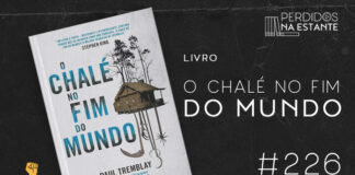 Imagem de fundo preto com textura de corte. À esquerda no canto inferior tem a logo do Leitor Cabuloso formado por um livro aberto na cor azul e um punho levantado na cor amarela. À sua direita, a capa do livro em branco, o título em azul o nome do autor em preto. No centro, há a imagem de um chalé de madeira. Atrás do chalé, na parte superior, vê-se árvores; na parte inferior do chalé, na mesma direção das árvores, estão quatro armas brancas como maças e foices. À direita se lê "Livro: O Chalé no Fim do Mundo #226”. Em cima, à direita, tem a logo do podcast formado por livros em pé e que vão caindo com o título "Perdidos na Estante" em cima e o símbolo de play na letra "o", na cor preta.